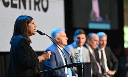 La presidenta de la Cámara de Diputadas y Diputados, Clara García, participó en Santa Fe del encuentro de la Región Centro. La presidenta de la Cámara de Diputadas y Diputados, Clara García, participó en Santa Fe del encuentro de la Región Centro.