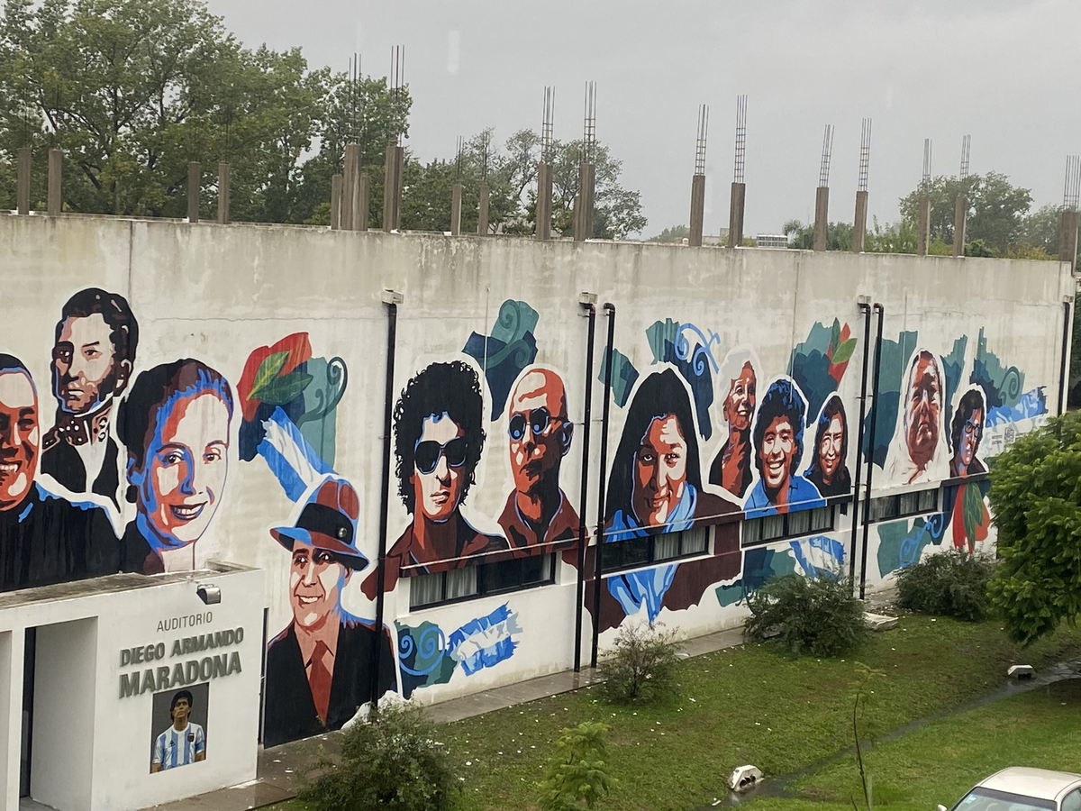 La inclusión de Lali Espósito y Wos en el mural de la Universidad de La Plata causó controversia. La inclusión de Lali Espósito y Wos en el mural de la Universidad de La Plata causó controversia.