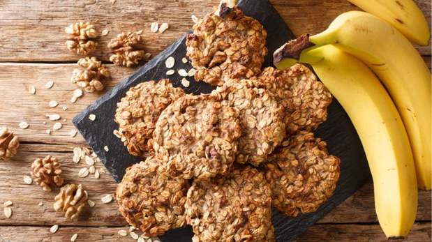La receta para hacer galletitas de banana y avena sin harina ni azúcar en pocos minutos.
