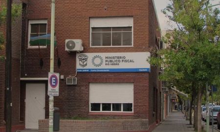 El acusado fue condenado por exhibiciones obscenas y deberá cumplir la pena en su domicilio con tobillera electrónica. El acusado fue condenado por exhibiciones obscenas y deberá cumplir la pena en su domicilio con tobillera electrónica.