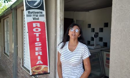 Viviana Reno es la dueña de una rotisería, blanco por quinta vez del robo de una moto de reparto. Viviana Reno es la dueña de una rotisería, blanco por quinta vez del robo de una moto de reparto.
