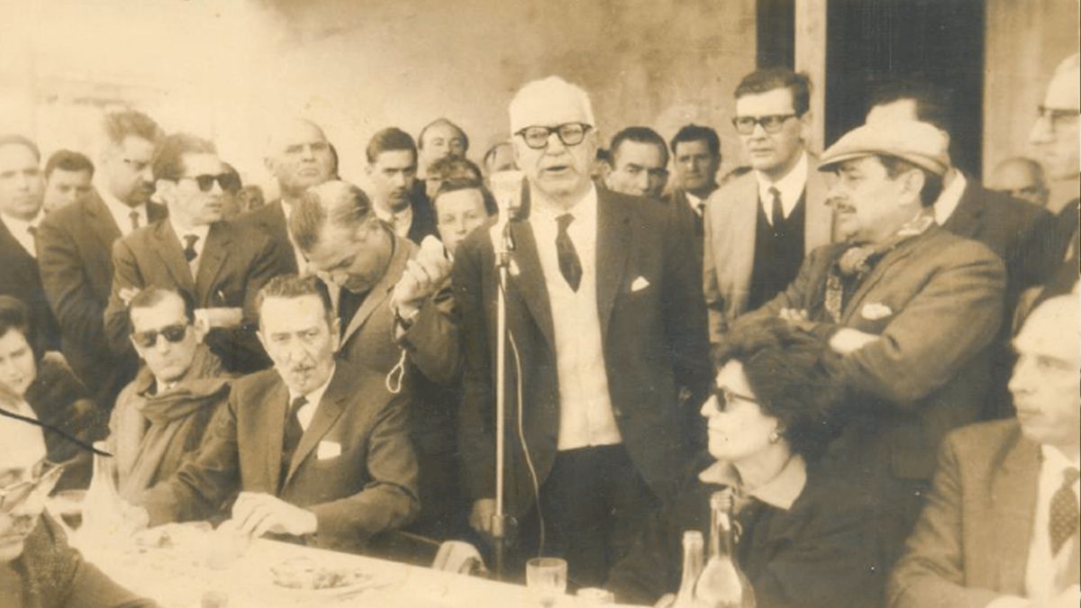 Carlos Sylvestre Begnis gobernaba Santa Fe durante la reforma constitucional de 1962. Diez días después de la jura del nuevo texto, los militares intervinieron la provincia. Silvestre Begnis salió caminando de la Casa Gris, con un ejemplar de la nueva Constitución en sus manos. Carlos Sylvestre Begnis gobernaba Santa Fe durante la reforma constitucional de 1962. Diez días después de la jura del nuevo texto, los militares intervinieron la provincia. Silvestre Begnis salió caminando de la Casa Gris, con un ejemplar de la nueva Constitución en sus manos.