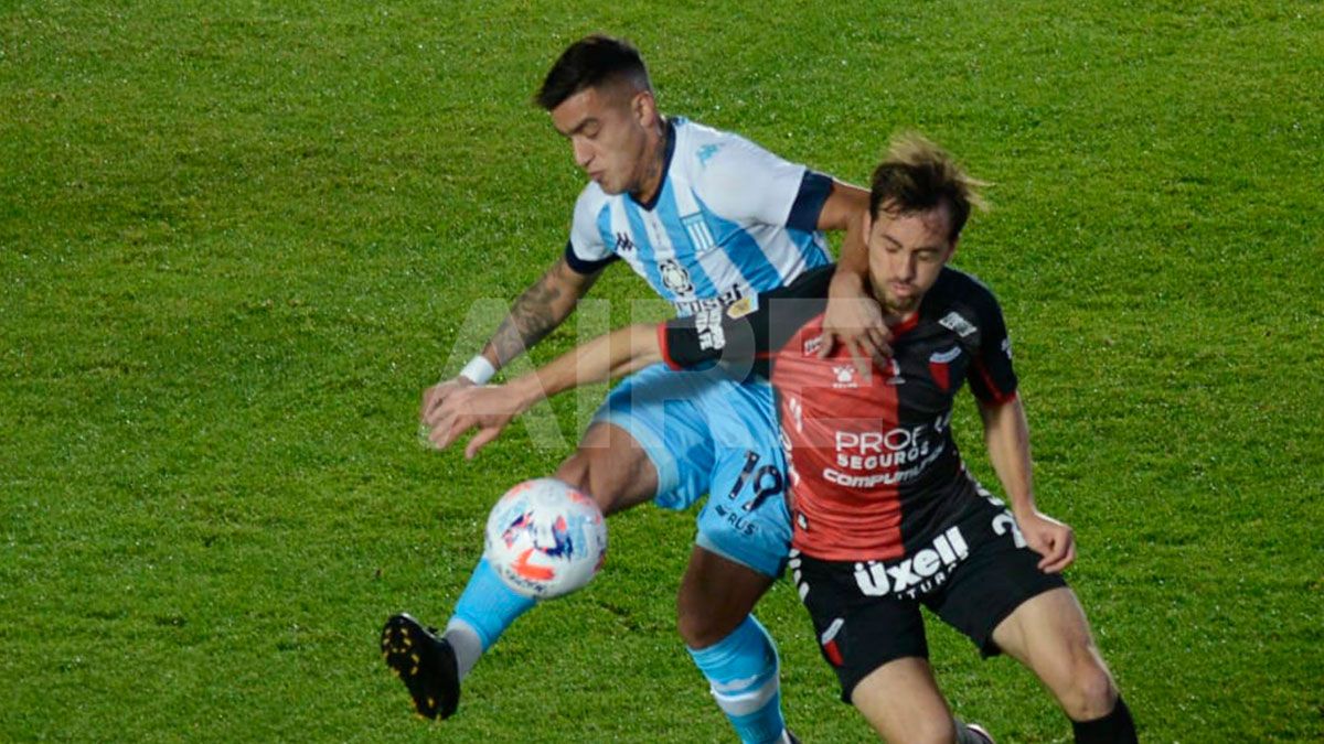 Christian Bernardi (Colón) y Leonel Mirada (Racing) disputan la pelota en la final de la Copa de la Liga.