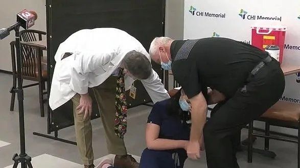 Dover, el momento en que se desmaya en vivo. Captura del video