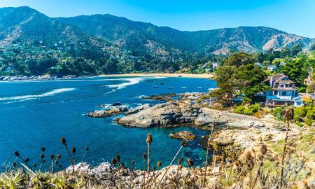 El histórico sendero peatonal que une Zapallar con el vecino balneario de Cachagua es uno de los paseos favoritos de los turistas para observar la fauna marina y las formaciones rocosas locales. El histórico sendero peatonal que une Zapallar con el vecino balneario de Cachagua es uno de los paseos favoritos de los turistas para observar la fauna marina y las formaciones rocosas locales.
