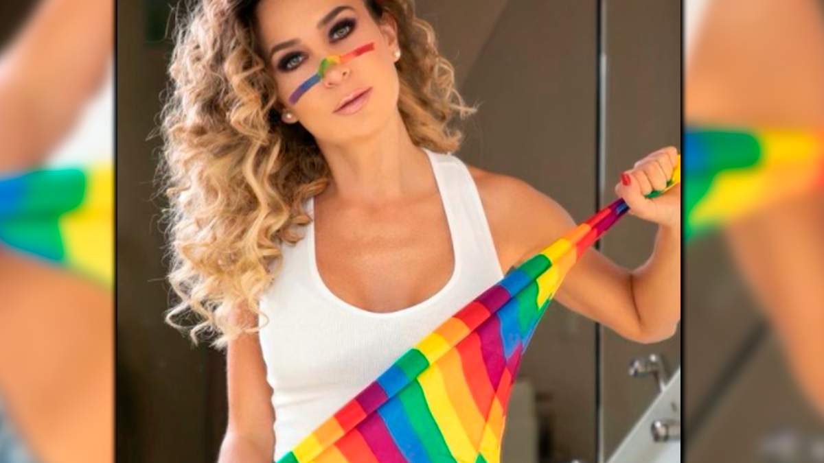 &nbsp;En las imágenes se aprecia portando una coqueta camiseta blanca a juego con una espectacular falda de tul y unas impresionantes botas plateadas que estilizaron sus torneadas piernas.