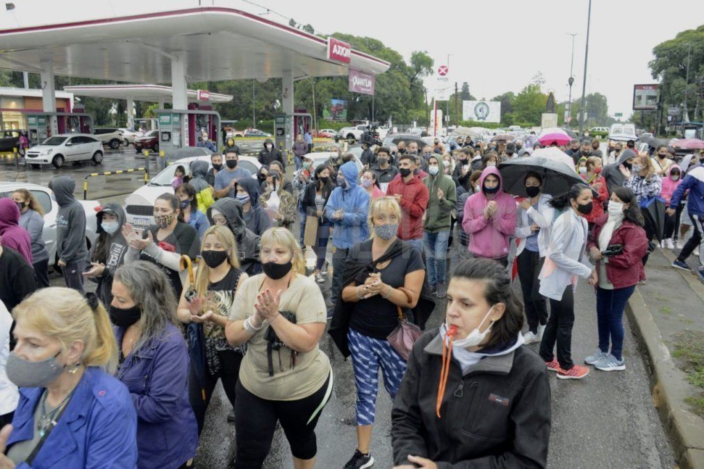 Una pueblada copó la avenida principal de Fishertón.