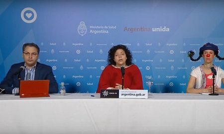 La imagen de los funcionarios nacionales de Salud dando el reporte de coronavirus este domingo junto a una payasa por el D&iacute;a de las Infancias.