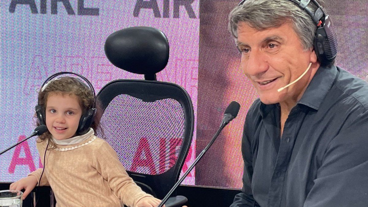 Lucía visitó los estudios de AIRE y desplegó su música y su carisma.