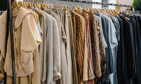 Para competir con las tiendas chinas, marcas como Zara y Macowens lanzaron descuentos de hasta 70%. Además, ofrecen la opción de pagar en 6 cuotas sin interés.