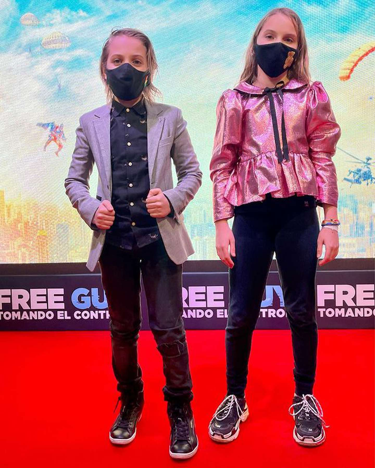 Los mellizos se lucieron con looks elegantes en una avant premiere.