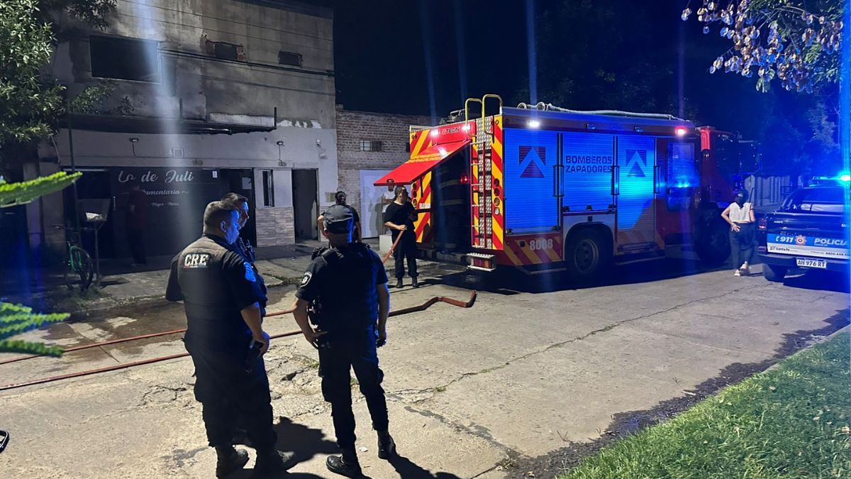 Un incendio en barrio Centenario generó momentos de tensión este miércoles por la noche en la ciudad de Santa Fe.