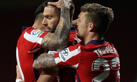 El conjunto Colchonero obtuvo un triunfo clave y posee una ligera ventaja a falta de dos fechas para el final de la Liga Española. El conjunto Colchonero obtuvo un triunfo clave y posee una ligera ventaja a falta de dos fechas para el final de la Liga Española.