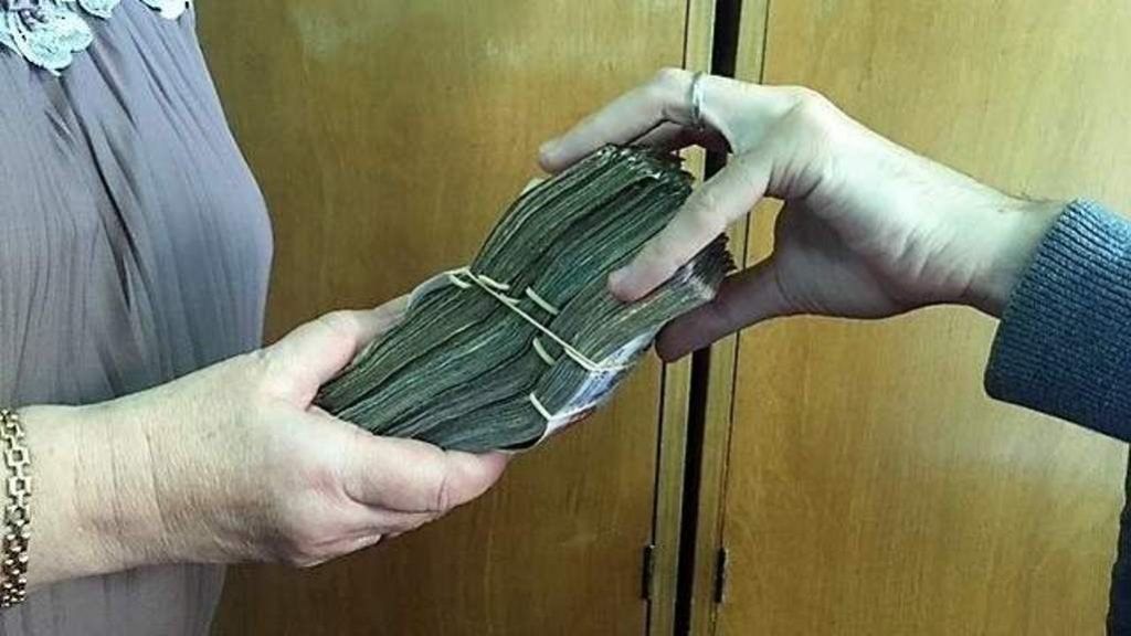 Le hicieron el “cuento del tío” a una anciana y le robaron sus ahorros en pesos y dólares