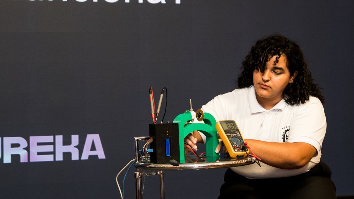 Con 20 piezoeléctricos, Kora genera 28,8 Wh por día: suficiente para cargar teléfonos, conectar luces LED o acceder a internet vía satélite. Con 20 piezoeléctricos, Kora genera 28,8 Wh por día: suficiente para cargar teléfonos, conectar luces LED o acceder a internet vía satélite.