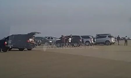 A pesar de las medidas sanitarias, cientos de personas concurrieron a la playa para realizar distintas actividades. A pesar de las medidas sanitarias, cientos de personas concurrieron a la playa para realizar distintas actividades.