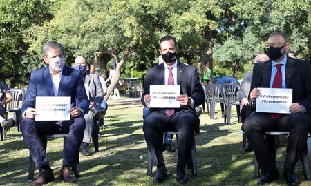 El acto tuvo lugar en el Paseo de los Justos entre las Naciones en la ciudad de Santa Fe. El acto tuvo lugar en el Paseo de los Justos entre las Naciones en la ciudad de Santa Fe.