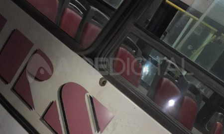 Uno de los pasajeros que se trasladaba en la unidad sintió el impacto y alertó al conductor. Uno de los pasajeros que se trasladaba en la unidad sintió el impacto y alertó al conductor.