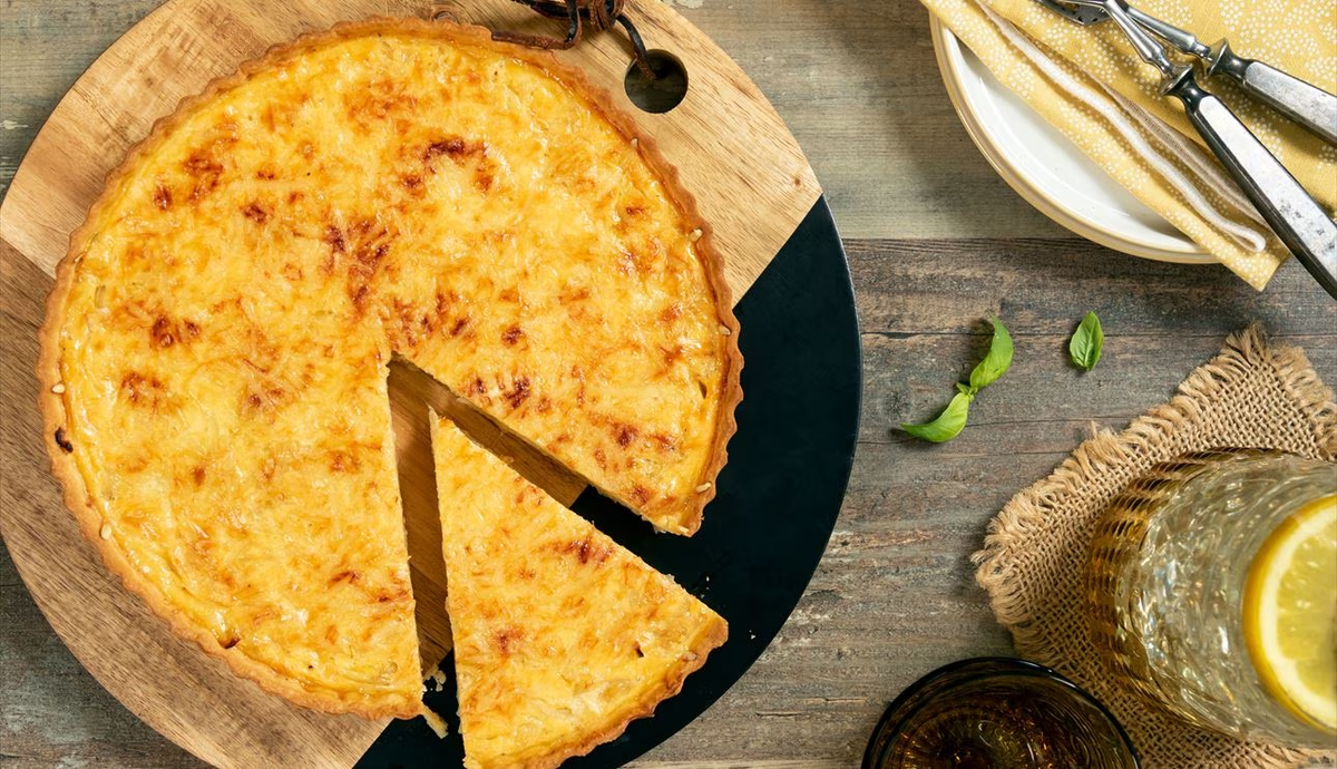 La tarta de cebolla y queso es un plato delicioso y rápido de hacer en casa, perfecto para sorprender a toda la familia. La tarta de cebolla y queso es un plato delicioso y rápido de hacer en casa, perfecto para sorprender a toda la familia.