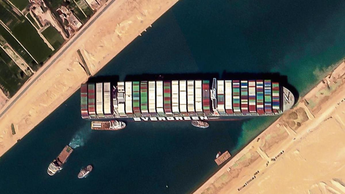 Una fuente oficial de las operaciones en curso para intentar mover el barco y despejar el canal de modo de permitir el paso de más de 300 embarcaciones habló de la necesidad de retirar 600 contenedores