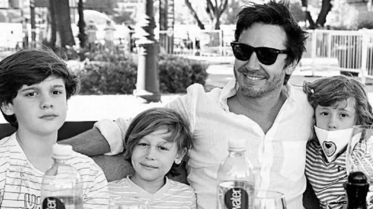 Benjamín Vicuña junto a los nenes que tuvo con Pampita.