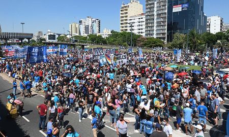 Organizaciones sociales y políticas de izquierda marcharon hacia el Ministerio de Desarrollo Social, en pleno centro porteño, para reclamar que la cartera cumpla los acuerdos y nuevas aperturas de los programas sociales. Organizaciones sociales y políticas de izquierda marcharon hacia el Ministerio de Desarrollo Social, en pleno centro porteño, para reclamar que la cartera cumpla los acuerdos y nuevas aperturas de los programas sociales.