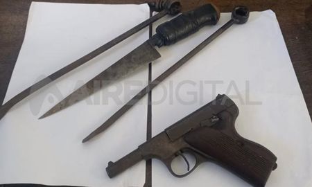 Las armas que le secuestraron al cuidacoches que realizó las amenazas.&nbsp;