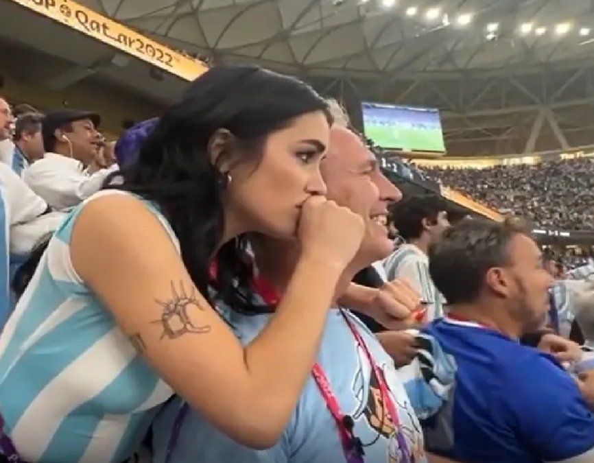 Fuerte repudio hacia un hincha que se apoyó y tomó de la cintura a Lali Espósito en la tribuna