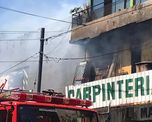 se incendio una carpinteria y rescataron a una familia con un bebe se incendio una carpinteria y rescataron a una familia con un bebe