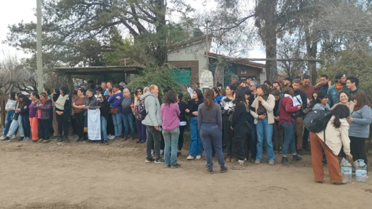 Los vecinos de Nono realizaron un "cordón humano" alrededor de la casa de la mujer Los vecinos de Nono realizaron un "cordón humano" alrededor de la casa de la mujer 