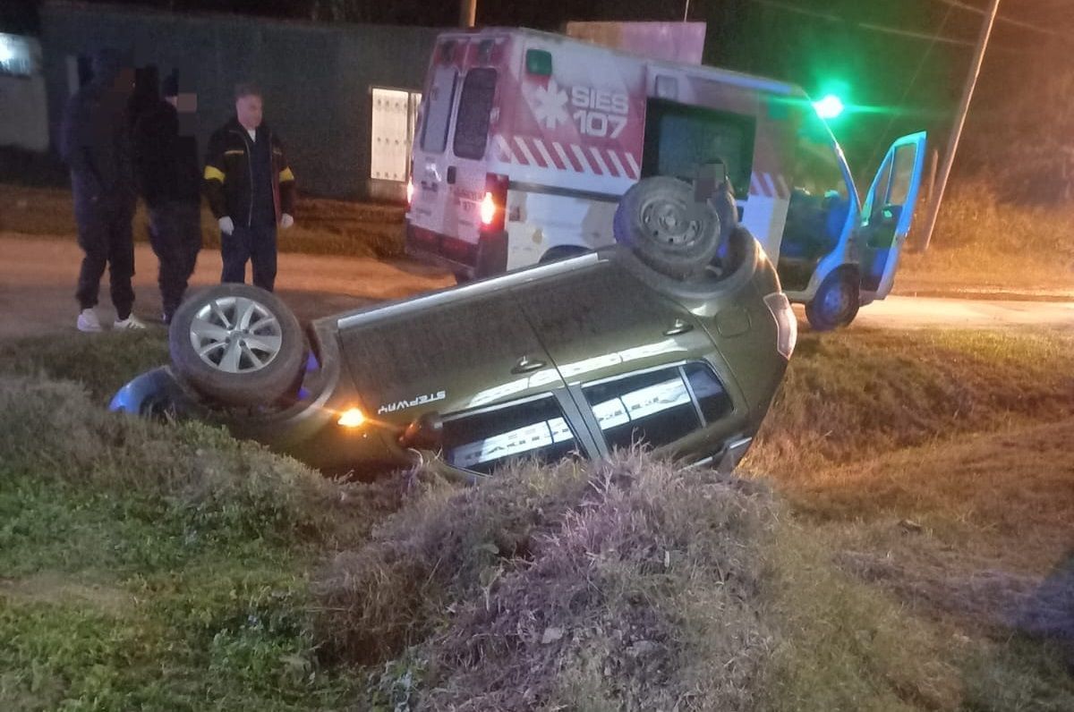 Una ambulancia del 107 asistió a uno de los ocupantes.&nbsp;
