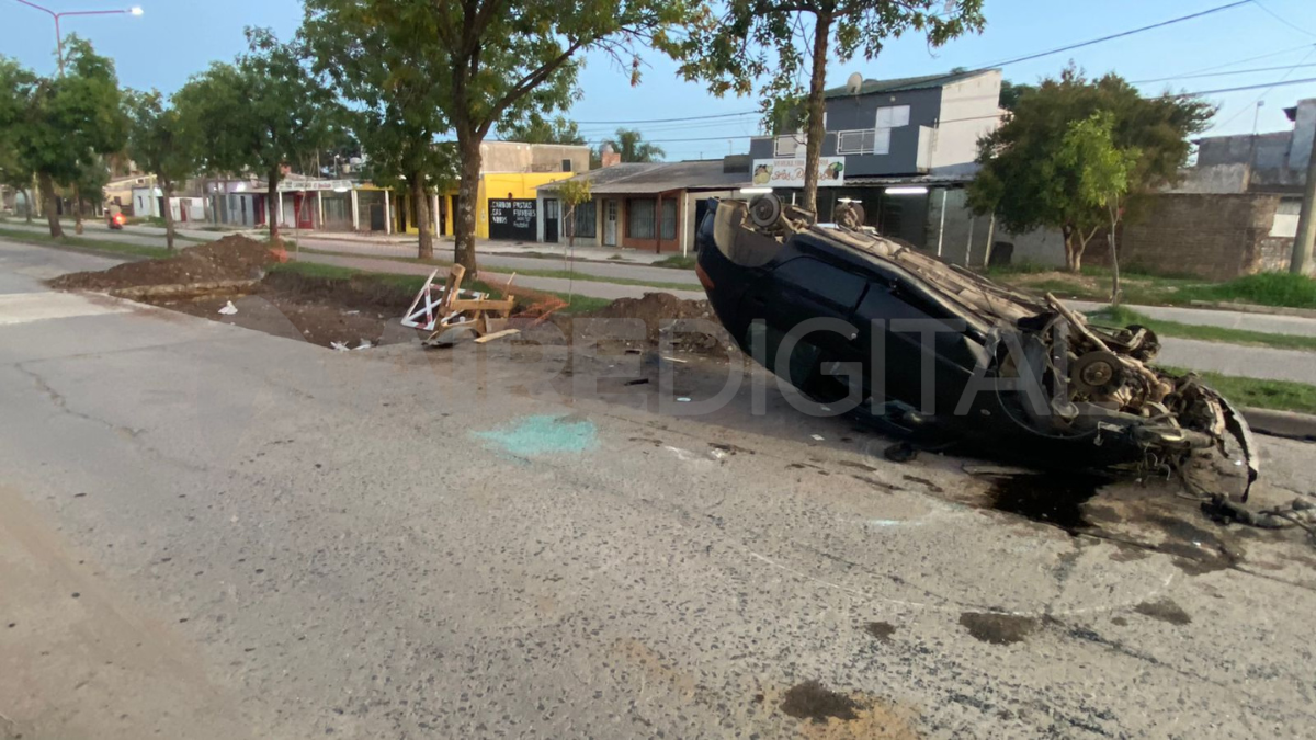 El conductor del vehículo impactó contra un montículo de tierra que no estaba señalizado y volcó.