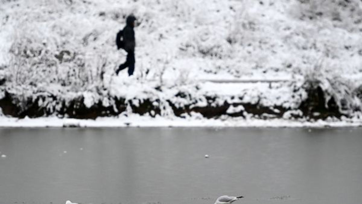Efectos de la fuerte nevada en Reino Unido. (EFE/EPA/Andy Rain)