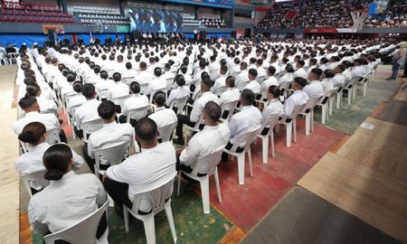 Son 420 mujeres y 397 varones. Las autoridades destacaron el objetivo de consolidar una fuerza policial cada vez más profesionalizada.