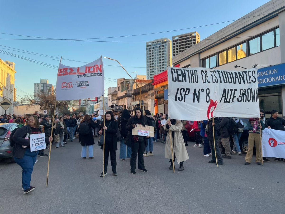 El reclamo se realizó este miércoles por la tarde e incluyó un corte total de calle 25 de Mayo.