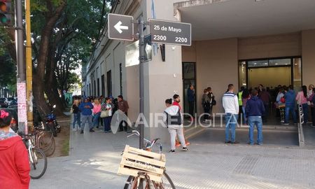 Sorprende la falta de organización para evitar que acumule tanta gente en la puerta de los bancos. Sorprende la falta de organización para evitar que acumule tanta gente en la puerta de los bancos.