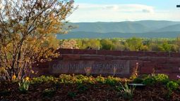 En las paredes exteriores del memorial, citas de sobrevivientes y maestros de aquel 20 de abril de 1999 reflejan la resiliencia de una comunidad que se negó a ser definida por la violencia.