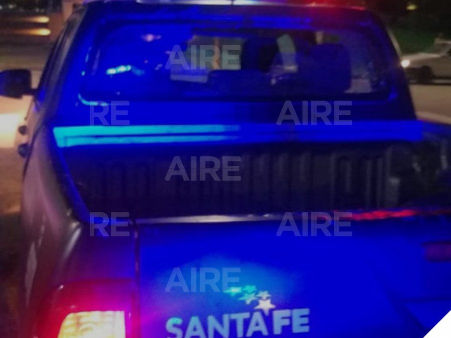 El patrullero sufrió el impacto de una piedra en el vidrio de la parte de atrás.