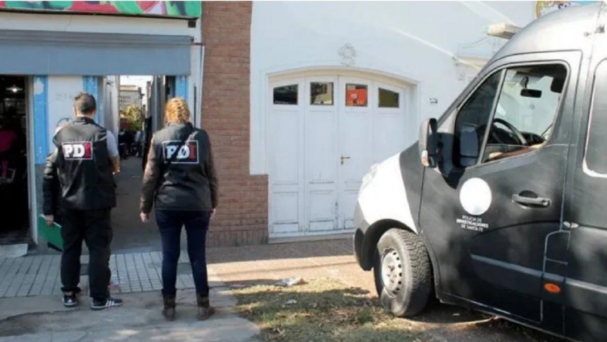 Épocas de PDI. La causa tuvo su inicio cuando en 2016 agentes de la entonces Policía de Investigaciones allanó la casa de un hombre que tenía en su poder parte de las armas que debían ser incineradas en una fundición de Santa Fe. Épocas de PDI. La causa tuvo su inicio cuando en 2016 agentes de la entonces Policía de Investigaciones allanó la casa de un hombre que tenía en su poder parte de las armas que debían ser incineradas en una fundición de Santa Fe.