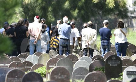 Familiares, amigos y seguidores despidieron este mediodía en Rosario al periodista Gerardo Rozín, fallecido el viernes a los 51 años en Buenos Aires. Familiares, amigos y seguidores despidieron este mediodía en Rosario al periodista Gerardo Rozín, fallecido el viernes a los 51 años en Buenos Aires.