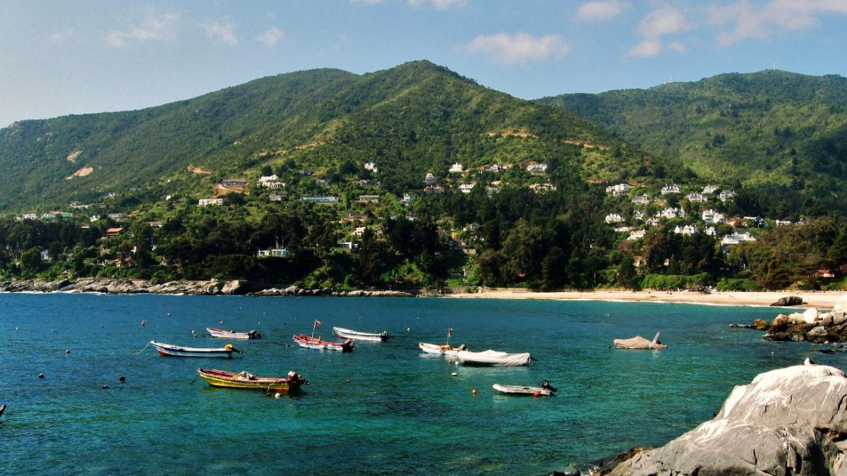 El diseño urbano del pueblo, planificado hace décadas para evitar la edificación en altura, garantiza que la vegetación de los cerros siempre sea visible desde cualquier punto de la costa. El diseño urbano del pueblo, planificado hace décadas para evitar la edificación en altura, garantiza que la vegetación de los cerros siempre sea visible desde cualquier punto de la costa.