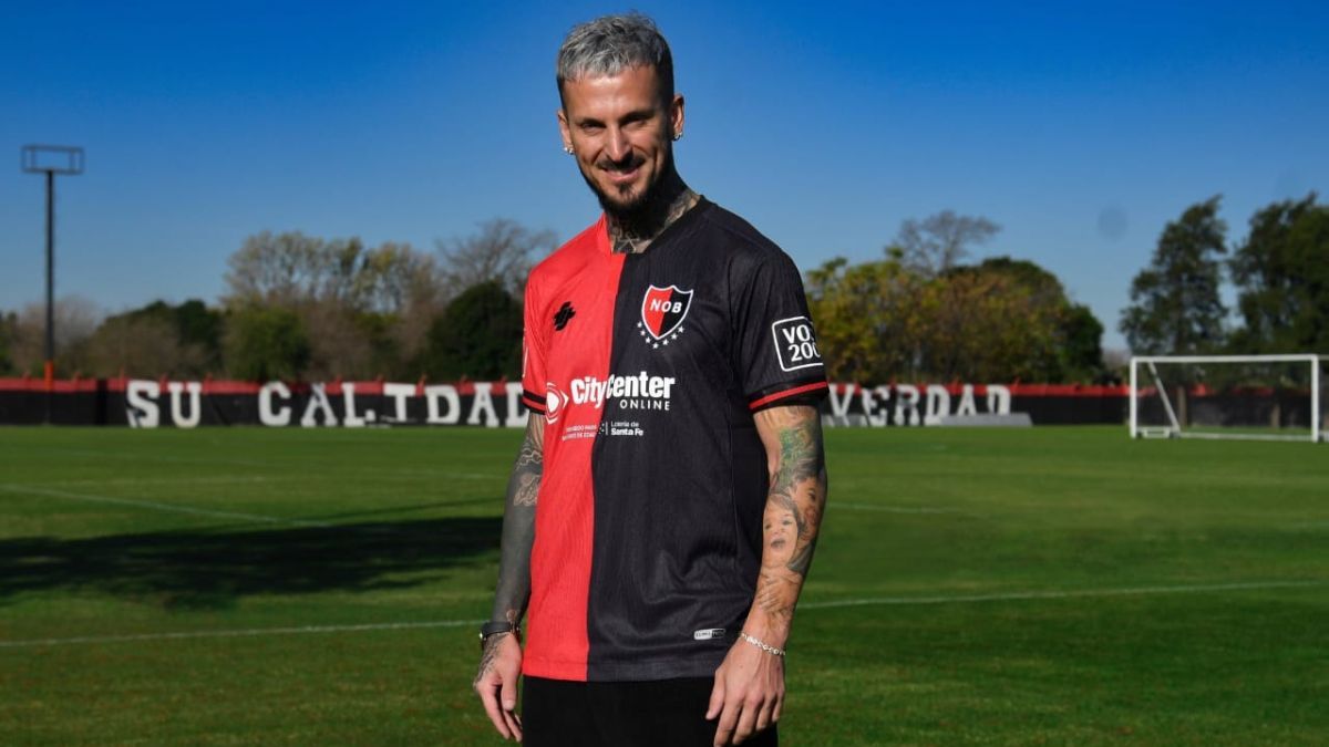 El Pipa Benedetto ya luce la camiseta de Newells.