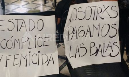 Manifestación en el hall de los tribunales santafesinos durante la audiencia donde se imputó a Facundo Solís como autor del quíntuple femicidio en Santa Fe. Manifestación en el hall de los tribunales santafesinos durante la audiencia donde se imputó a Facundo Solís como autor del quíntuple femicidio en Santa Fe.