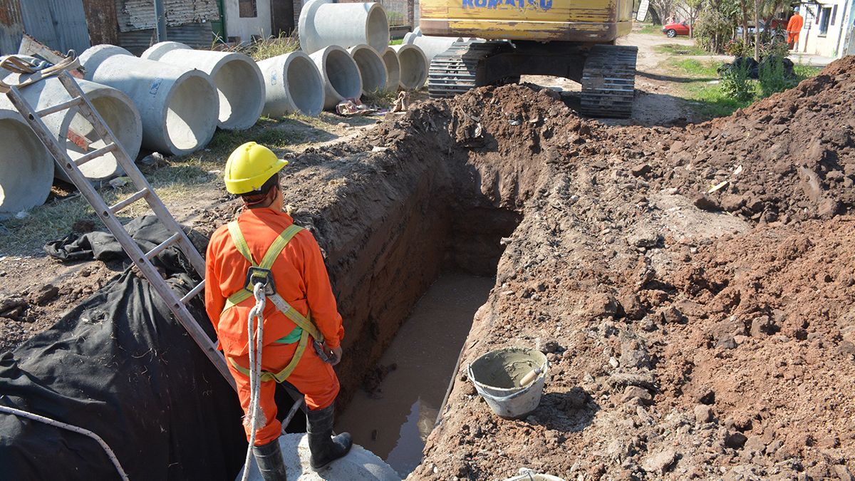 Se trata de trabajos de mejoramiento barrial que se vienen ejecutando en Centenario, Pompeya, Las Flores y Villa Hipódromo, con una inversión provincial que supera los 900 millones de pesos.