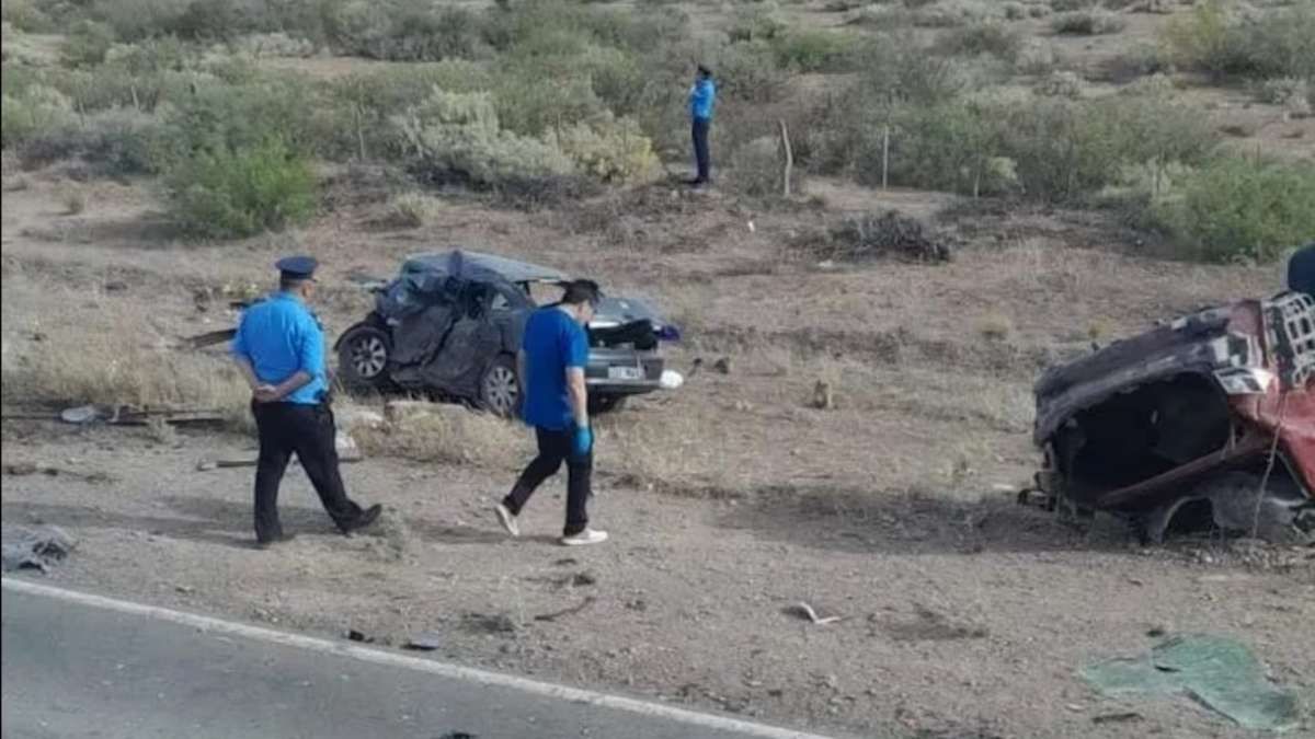 El choque fue entre dos autos en un tramo peligroso de la ruta 22. El choque fue entre dos autos en un tramo peligroso de la ruta 22.