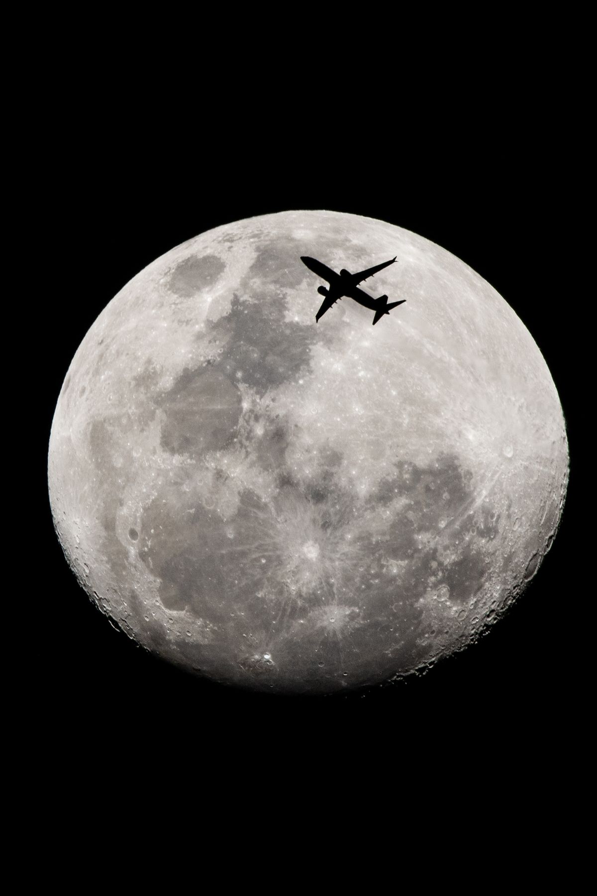 Un avión que se dirige desde Buenos Aires hasta Lima, Perú, pasa por delante de la Luna vista desde la ciudad de Santa Fe, Argentina. Un avión que se dirige desde Buenos Aires hasta Lima, Perú, pasa por delante de la Luna vista desde la ciudad de Santa Fe, Argentina.