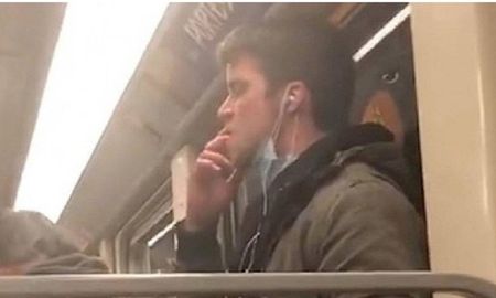 Video: tenía barbijo por el coronavirus, se lamió los dedos y se los limpió en la baranda del subte