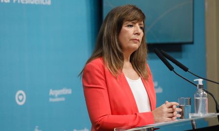 La portavoz presidencial, Gabriela Cerruti, brindó una entrevista telefónica y confirmó que la nueva ministra de Economía de la Nación será Silvina Batakis, quien asumirá este lunes por la tarde. La portavoz presidencial, Gabriela Cerruti, brindó una entrevista telefónica y confirmó que la nueva ministra de Economía de la Nación será Silvina Batakis, quien asumirá este lunes por la tarde.