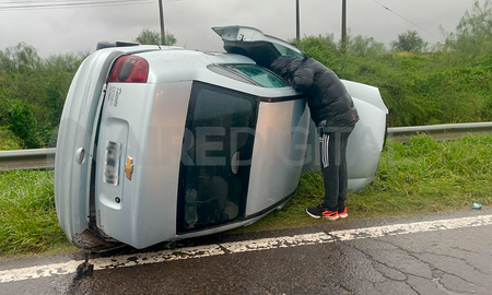 El vuelco se produjo en la Circunvalación Oeste, a la altura de calle Mendoza. El vuelco se produjo en la Circunvalación Oeste, a la altura de calle Mendoza.