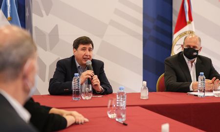 El gobernador Omar Perotti y el ministro de Desarrollo Social de la Nación, Daniel Arroyo, encabezaron este miércoles la entrega de subsidios a seis municipios del sur de la provincia de Santa Fe El gobernador Omar Perotti y el ministro de Desarrollo Social de la Nación, Daniel Arroyo, encabezaron este miércoles la entrega de subsidios a seis municipios del sur de la provincia de Santa Fe
